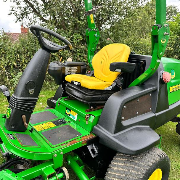 2010 John Deere 8400 Commercial 3 Gang 4WD Cylinder Mower