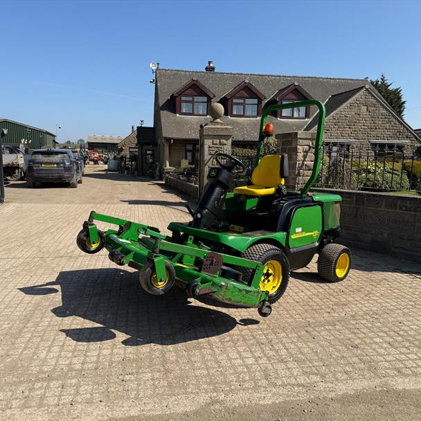 2011/61 John Deere 1445 4WD Outfront Ride On Mower With 7 Iron Commercial II 72" Rotary Deck