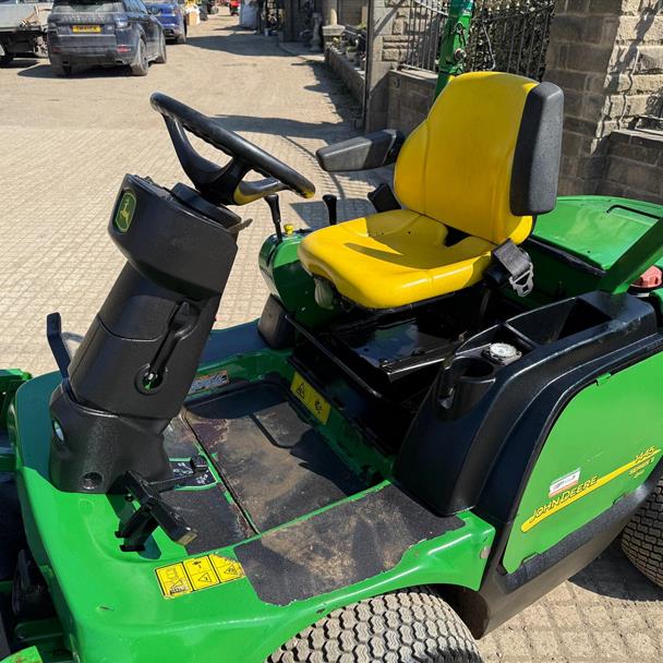 2011/61 John Deere 1445 4WD Outfront Ride On Mower With 7 Iron Commercial II 72" Rotary Deck