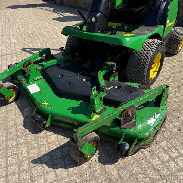 2011/61 John Deere 1445 4WD Outfront Ride On Mower With 7 Iron Commercial II 72" Rotary Deck