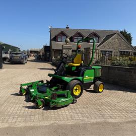 2011/61 John Deere 1445 4WD Outfront Ride On Mower With 7 Iron Commercial II 72" Rotary Deck