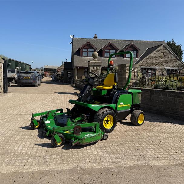 2011/61 John Deere 1445 4WD Outfront Ride On Mower With 7 Iron Commercial II 72" Rotary Deck