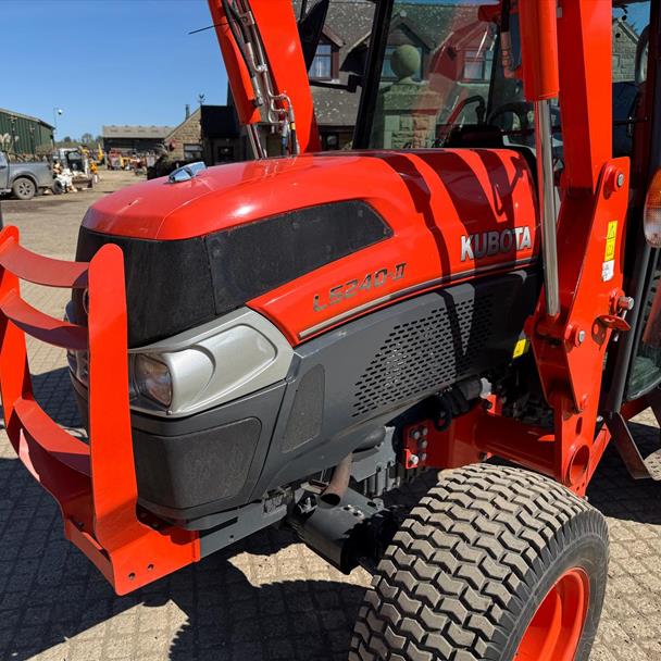 2016/66 Reg Kubota L5240-II HST 54HP 4WD Tractor With Front Loader And Bucket