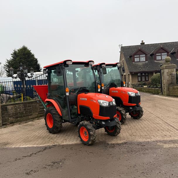 2018/68 Kubota B2231 23HP 4WD Compact Tractor With New/Unused Wessex FS360 Spreader