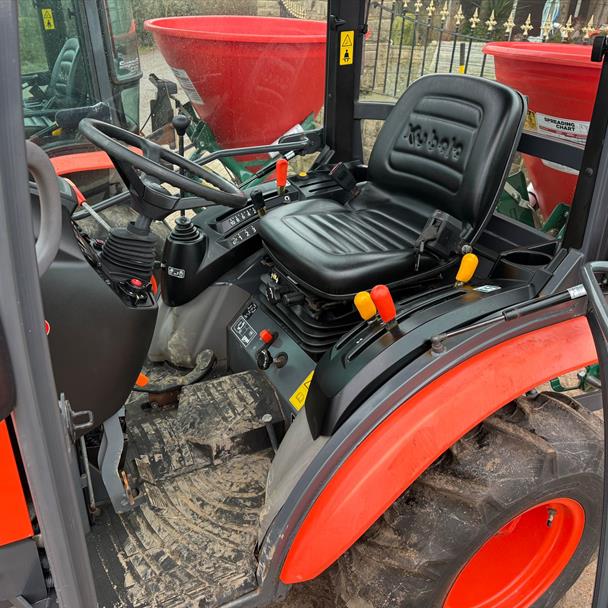 2018/68 Kubota B2231 23HP 4WD Compact Tractor With New/Unused Wessex FS360 Spreader