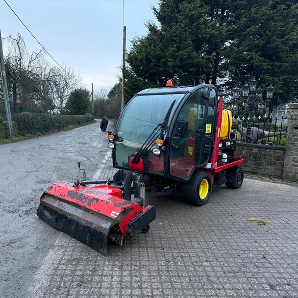 2020/70 Gianni Ferrari T4T Cruiser KEL 4WD Outfront Ride On Sweeper
