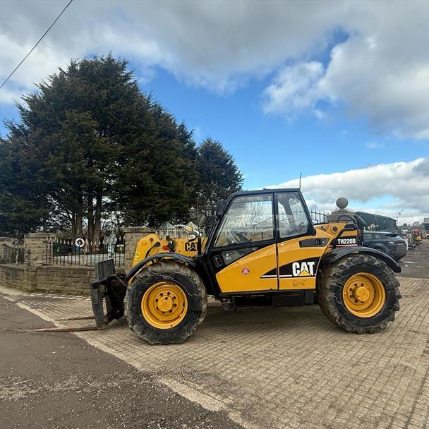 54 Reg Caterpillar TH220B 4WD 2.8 Ton Telescopic Telehandler With Bucket And Pallet Forks