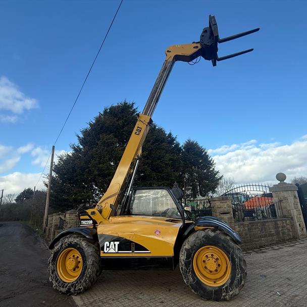 54 Reg Caterpillar TH220B 4WD 2.8 Ton Telescopic Telehandler With Bucket And Pallet Forks