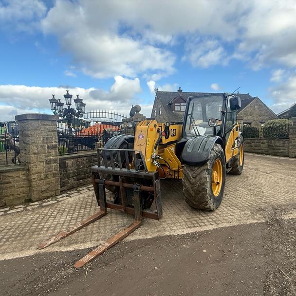 54 Reg Caterpillar TH220B 4WD 2.8 Ton Telescopic Telehandler With Bucket And Pallet Forks