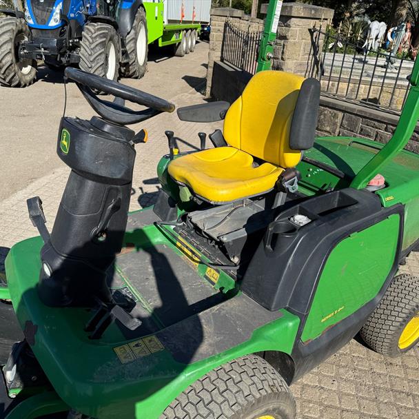 John Deere 1445 4WD Outfront Ride On Mower With John Deere 62" Rotary Deck