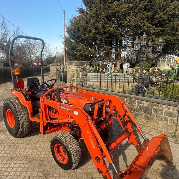 Kubota B2710 27HP 4WD Compact Tractor With Front Loader And Bucket