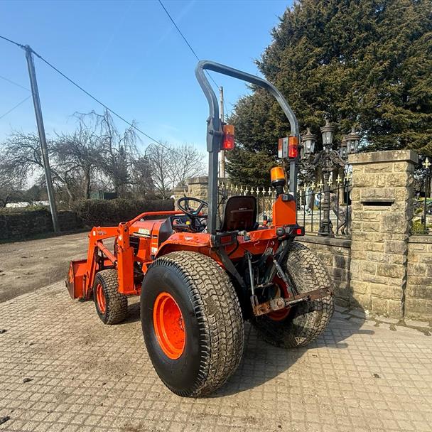 Kubota B2710 27HP 4WD Compact Tractor With Front Loader And Bucket