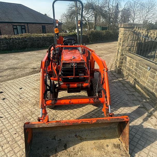 Kubota B2710 27HP 4WD Compact Tractor With Front Loader And Bucket
