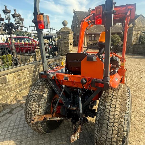 Kubota B2710 27HP 4WD Compact Tractor With Front Loader And Bucket