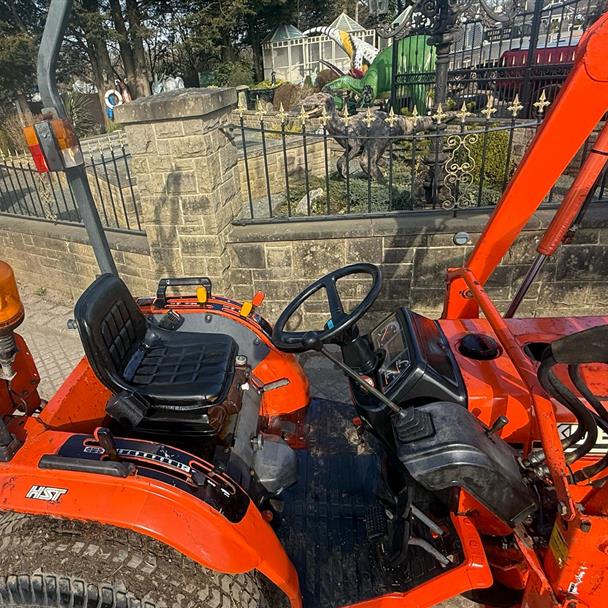 Kubota B2710 27HP 4WD Compact Tractor With Front Loader And Bucket