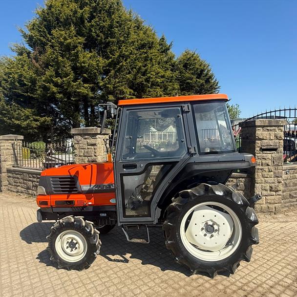 Kubota GL240 Grandel 4WD Compact Tractor