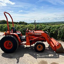 Kubota B2710 27HP 4WD Compact Tractor With Front Loader And Bucket