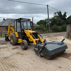 Lewis Badger 4WD Front Loader Backhoe With 2023 Suton Hydraulic Sweeper Bucket