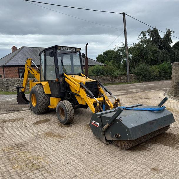Lewis Badger 4WD Front Loader Backhoe With 2023 Suton Hydraulic Sweeper Bucket