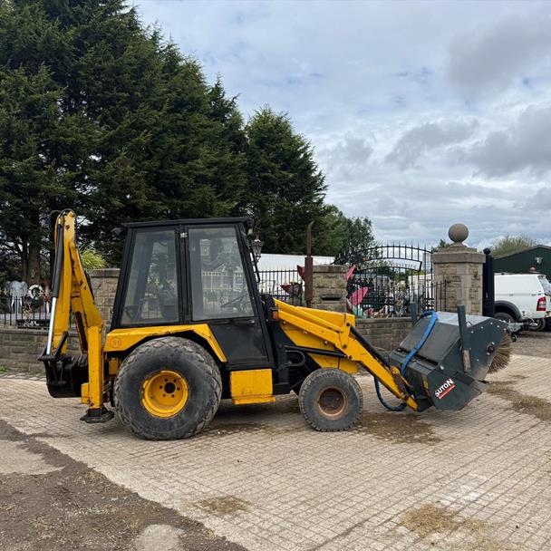 Lewis Badger 4WD Front Loader Backhoe With 2023 Suton Hydraulic Sweeper Bucket