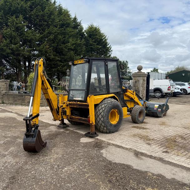 Lewis Badger 4WD Front Loader Backhoe With 2023 Suton Hydraulic Sweeper Bucket