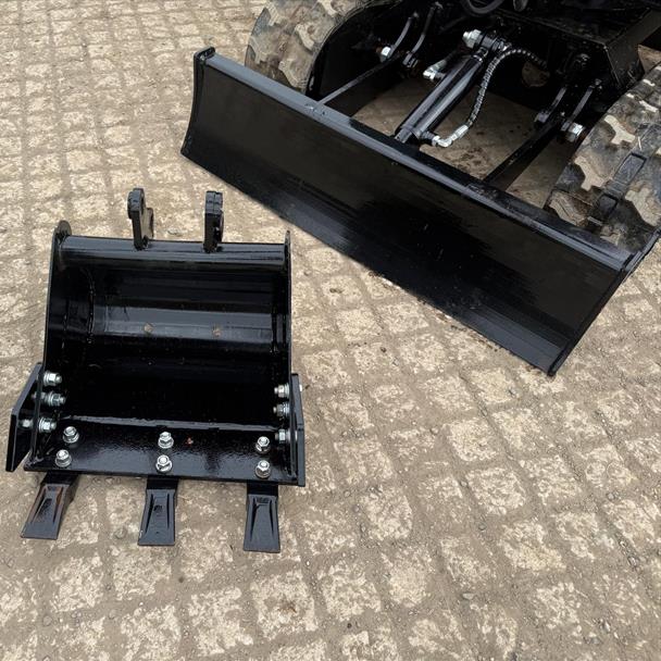 New/Unused 2024 JPC HT12 Mini Excavator Bundle With Posthole Borer And Bucket