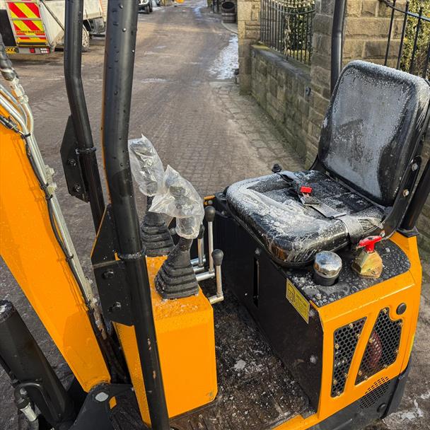 New/Unused LM10 Mini Excavator