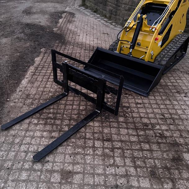 New/Unused Mini Skidsteer Pallet Forks And Fame