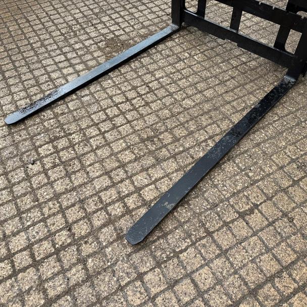 New/Unused GIYI Skidsteer Pallet Forks And Frame