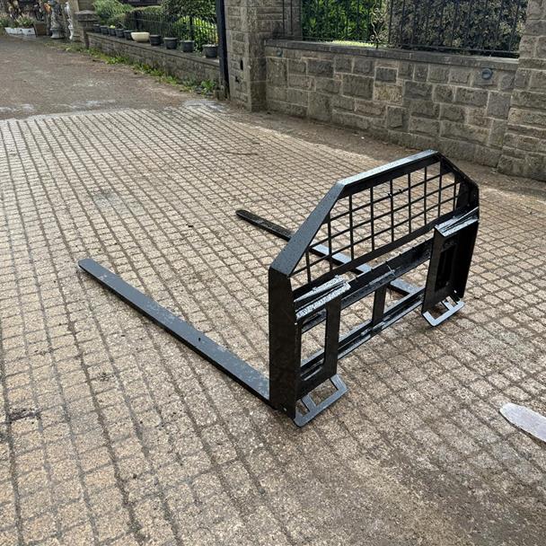 New/Unused GIYI Skidsteer Pallet Forks And Frame