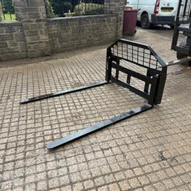 New/Unused GIYI Skidsteer Pallet Forks And Frame