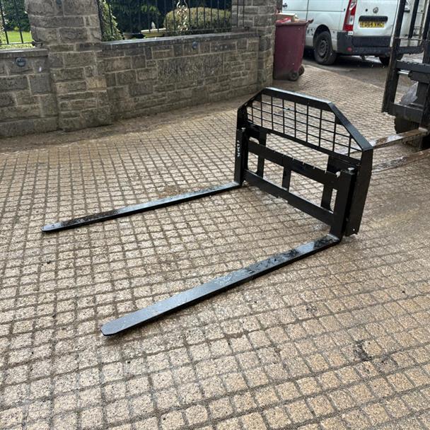 New/Unused GIYI Skidsteer Pallet Forks And Frame