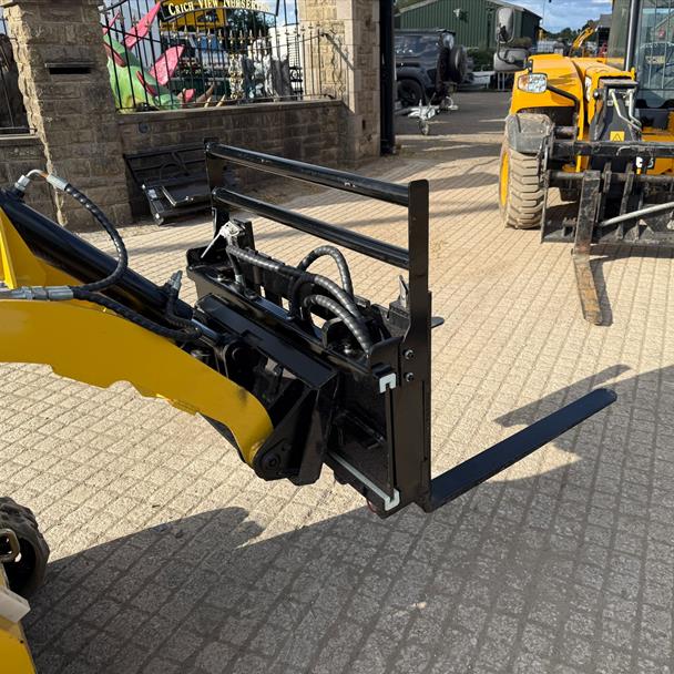 New/Unused 2025 GIYI Mini Skidsteer Side Shift Pallet Forks And Frame