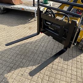 New/Unused 2025 GIYI Mini Skidsteer Side Shift Pallet Forks And Frame