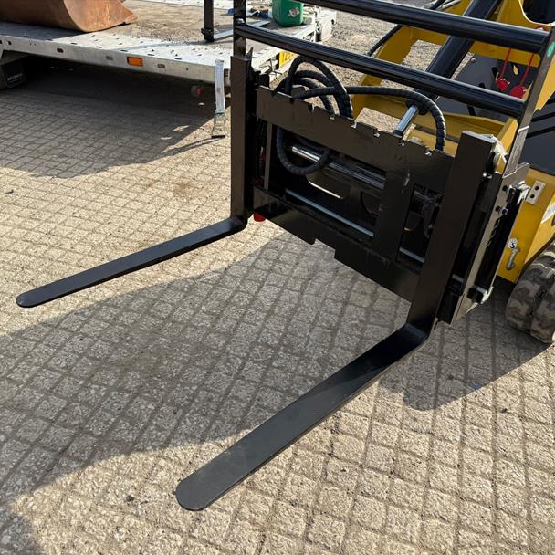 New/Unused 2025 GIYI Mini Skidsteer Side Shift Pallet Forks And Frame