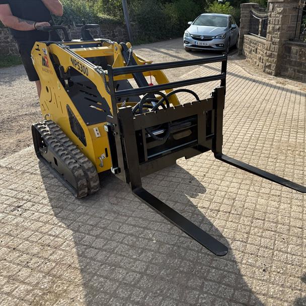 New/Unused 2025 GIYI Mini Skidsteer Side Shift Pallet Forks And Frame