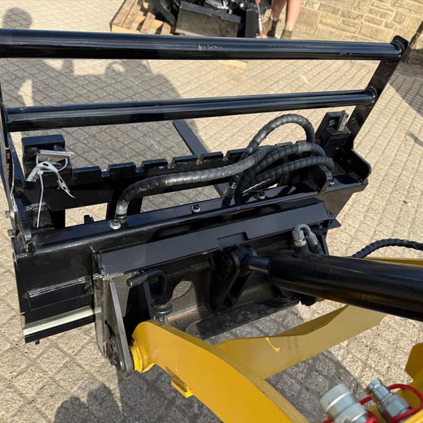 New/Unused 2025 GIYI Mini Skidsteer Side Shift Pallet Forks And Frame