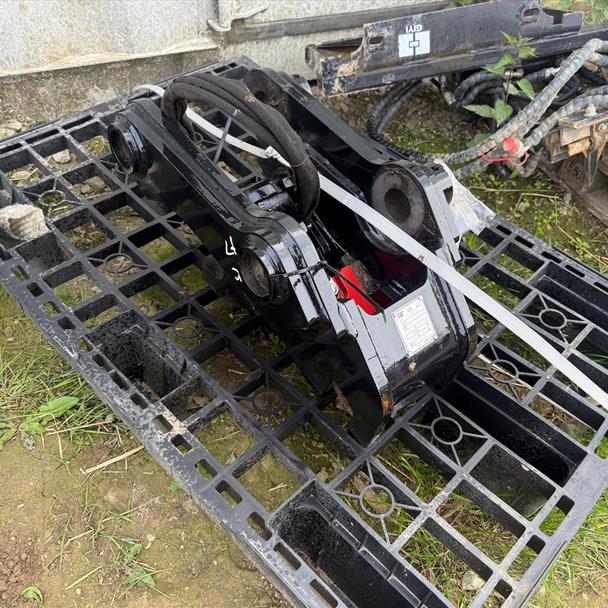 New/Unused Caterpillar Dual Lock Hydraulic Quick Hitch