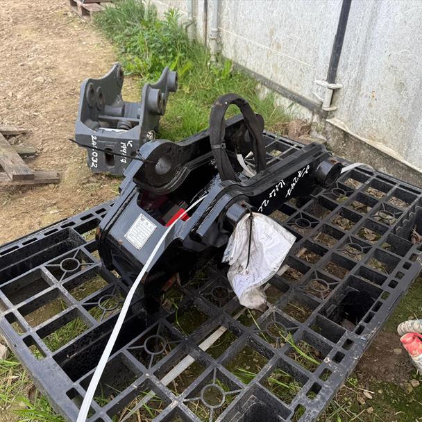 New/Unused Caterpillar Dual Lock Hydraulic Quick Hitch
