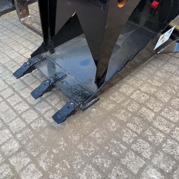 New/Unused 2025 GIYI Hydraulic Skidsteer Bucket Grab Stump Remover