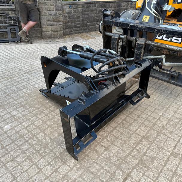 New/Unused 2025 GIYI Hydraulic Skidsteer Bucket Grab Stump Remover