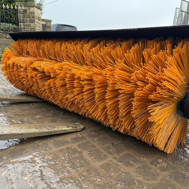 New/Unused GIYI 5FT Hydraulic Angled Sweeper
