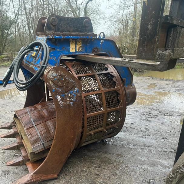 Trevi-Benne 54" Hydraulic Screening Bucket With Teeth
