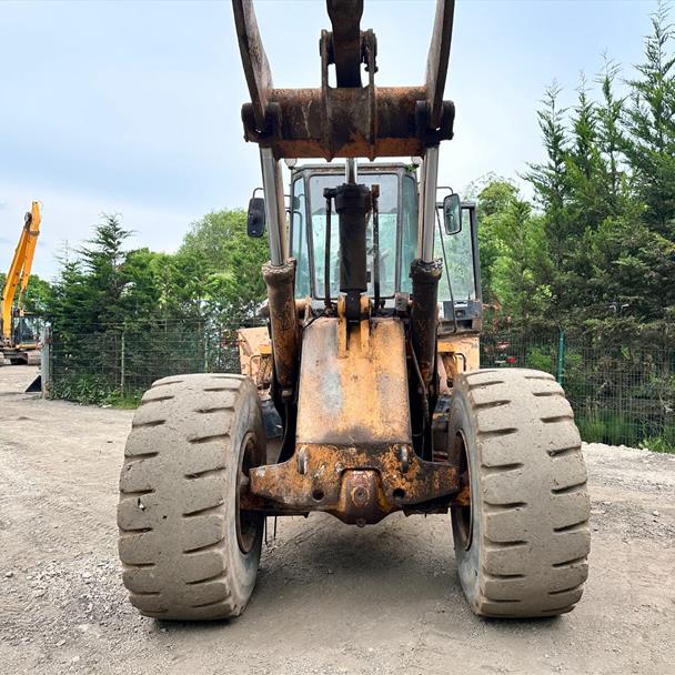 Case 821B Loading Shovel With Bucket