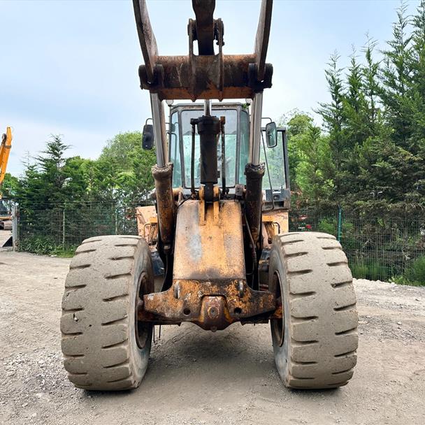 Case 821B Loading Shovel With Bucket