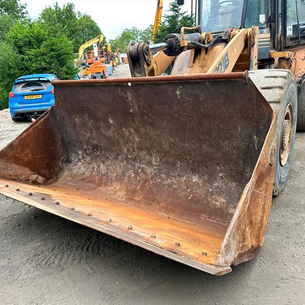 Case 821B Loading Shovel With Bucket