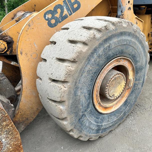 Case 821B Loading Shovel With Bucket