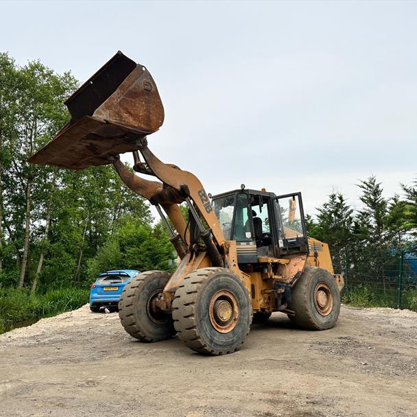 Case 821B Loading Shovel With Bucket