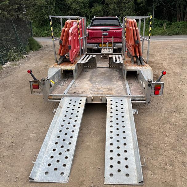Indespension Pl3500 3.5 Ton Plant Trailer With Barriers And Cones