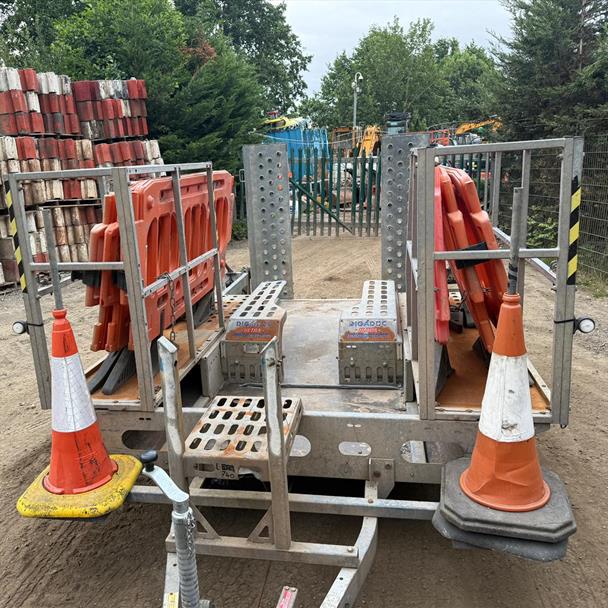 Indespension Pl3500 3.5 Ton Plant Trailer With Barriers And Cones